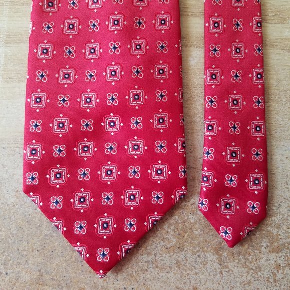 Studio Neck Tie Red with Navy and White details - Picture 9 of 9